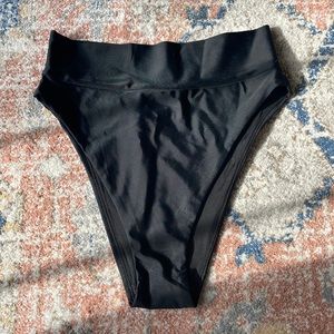 High waisted bottoms🖤